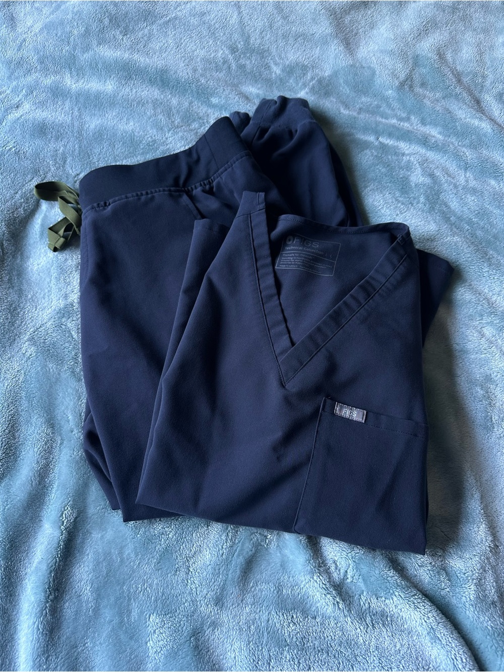 Figs "quiet navy" scrub set